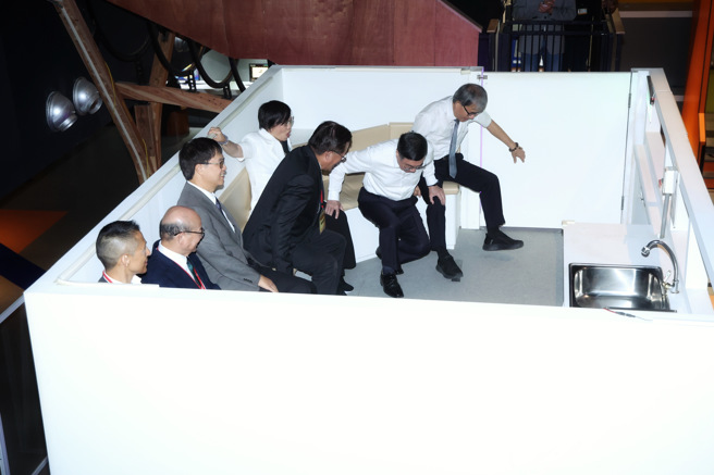 教育部及內政部1日舉辦跨部會攜手合作，提升全民防災量能「國家防災日系列活動啟動記者會」，行政院長卓榮泰（右二）、教育部部長鄭英耀（右一）及內政部長劉世芳（右三）等人出席活動並體驗「複合式地震體驗屋」。（鄧博仁攝）