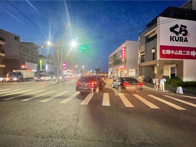1名妇人行走在斑马线上，遭一辆左转的黑色休旅车撞到，整个倒地不起。（警方提供／吴佩蓉宜兰传真）