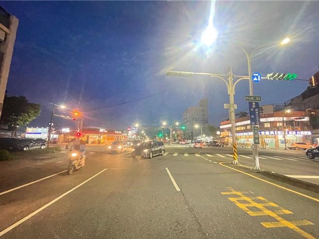 1名妇人行走在斑马线上，遭一辆左转的黑色休旅车撞到，整个倒地不起。（警方提供／吴佩蓉宜兰传真）