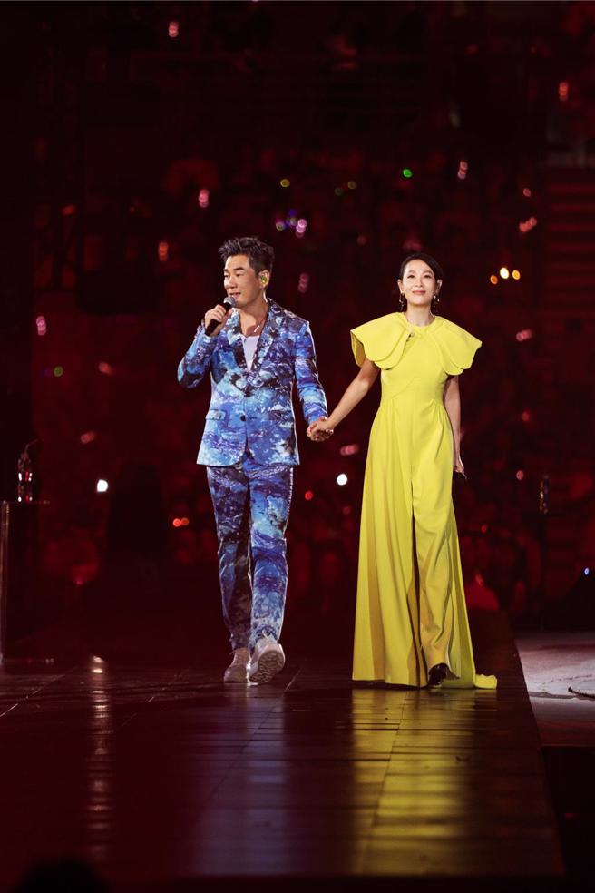 劉若英（右）潘陽演唱會，請來任賢齊當嘉賓。（相信音樂提供）