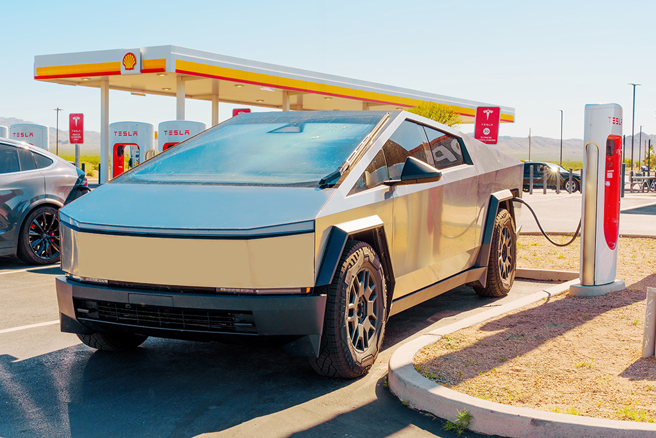 美国一名特斯拉车主突发奇想，将家电设置在Cybertruck的车斗上，让不少用路人看了啧啧称奇。（示意图：Shutterstock／达志）