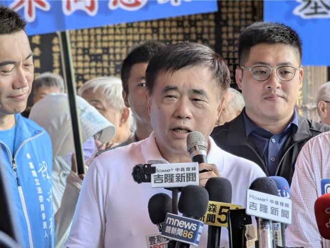 威京集團主席沈慶京指郝市府曾有官員向他索賄，前台北市長郝龍斌（中）認為，沈慶京現在正遭北檢羈押，大可以把名字及人事時地物向檢察官講清楚。（張志康攝）