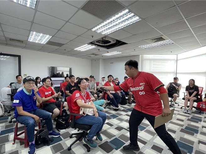 台北市政府青年局全国首创推出「青年实习津贴计画」，设籍北市满6个月以上，年龄介于18岁以上，未满30岁之间，并参与青年局所属台北青年职涯发展中心（TYS）所提供的实习职缺，即符合申请实习津贴的条件。（台北市青年局提供／刘彦宜台北传真）