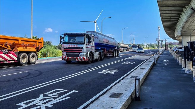 台61線西濱快速公路新豐段，大型車輛快速行駛，產生的噪音超標，附近居民長期飽受噪音之苦。（羅浚濱攝）