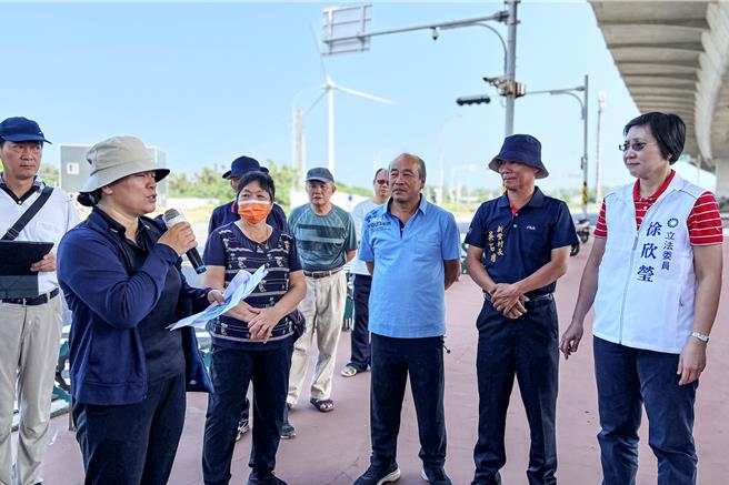 台61線西濱快速公路新豐段，大型車輛快速行駛產生的噪音超標，立委徐欣瑩（右）會勘要求公路局北區養護工程分局新竹工務段儘速提出噪音改善計畫，她將向交通部爭取預算增設隔音牆，還居民降噪舒適的生活品質。（羅浚濱攝）