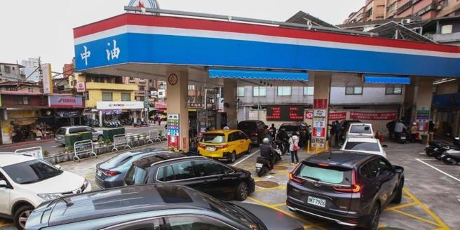 中油宣布，2日凌晨零时起汽、柴油价格各调涨0.2元、0.1元。(图／本报资料照片)