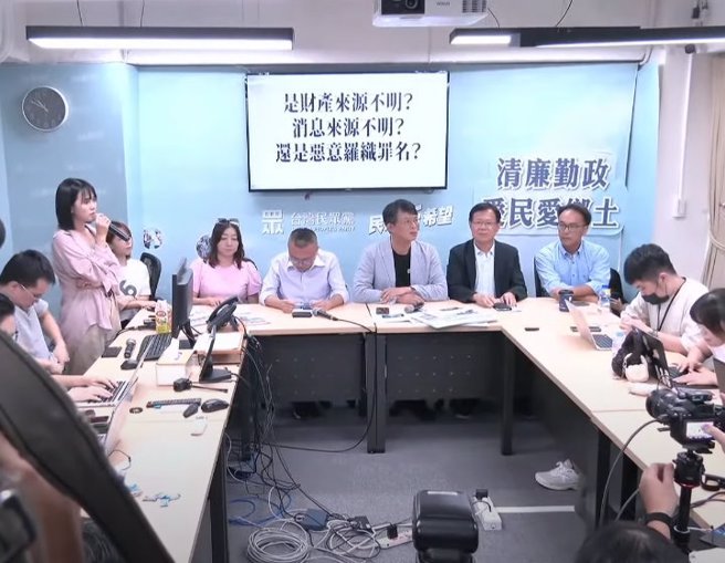 在9月1日的记者会上，吴怡萱（拿麦克风者）和黄国昌对媒体记者表达不满。（翻摄自《中时新闻网》YouTube直播）