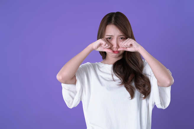 有著黑眼圈的人，常會給人精神不佳的感覺。（示意圖，Shutterstock／達志）