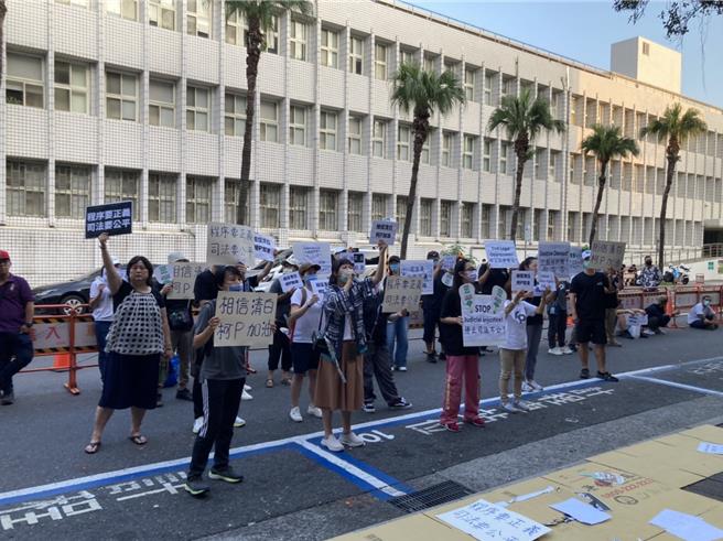 民眾党台南市党部8月31日率南部小草包车北上，在北检举标语抗议。（民眾党台南市党部提供／程炳璋台南传真）