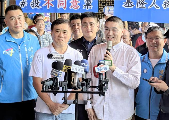 前台北市长郝龙斌（前左2）赴基隆暖暖为基隆市长谢国梁（前右2）宣讲力挺，他强调苍天会保护善良的人，并呼吁民眾罢免投票当天投下不同意罢免票。（张志康摄）