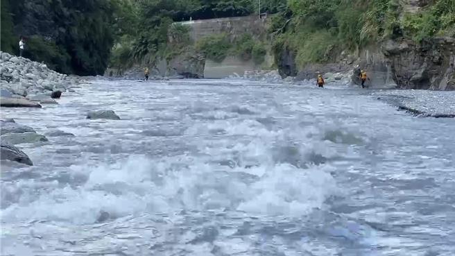 台東男子今天在知本溪河床生態調查後失聯，台東縣消防局派員搜救中。（讀者提供／蔡旻妤台東傳真）