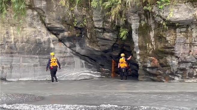 台東男子今天在知本溪河床生態調查後失聯，台東縣消防局派員搜救中。（讀者提供／蔡旻妤台東傳真）