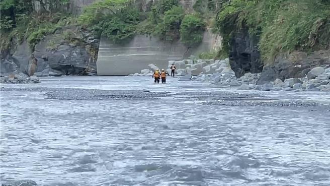 台東男子今天在知本溪河床生態調查後失聯，台東縣消防局派員搜救中。（讀者提供／蔡旻妤台東傳真）