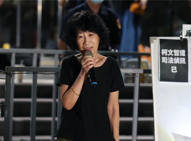 民眾党主席柯文哲遭声押禁见，其妻子陈佩琪8月31日晚间前往台北地检署外，向支持的民眾致谢，并强调她绝对相信自己丈夫的清白。（本报资料照片）