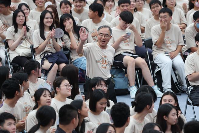 台大今天举行开学典礼，校长陈文章（挥手者）宣布将推动「NTU beyond borders」计画，补助学生寒暑假到国外顶尖大学、企业及NGO进行见习、实习和创业，（邓博仁摄）