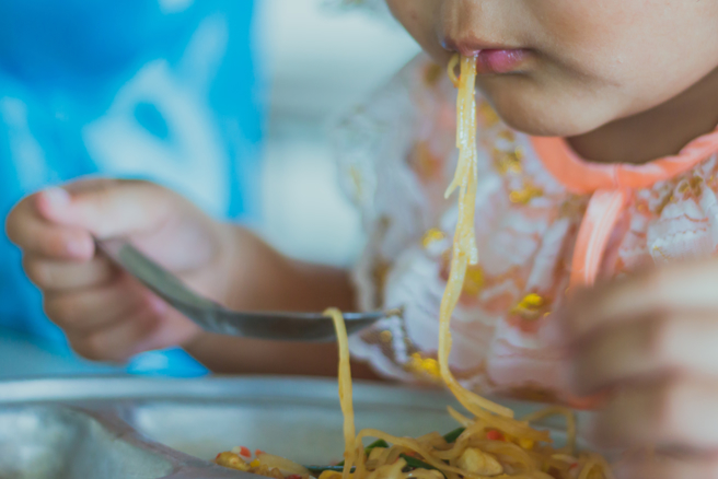 一名媽媽爆料，兒子的幼兒園老師會叫吃飯太慢的小孩罰站吃飯，兒子也被老師嫌吃飯會掉飯粒。（示意圖：shutterstock／達志）