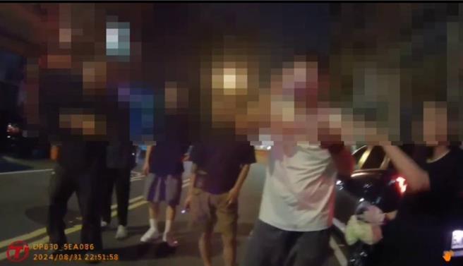 台中市昨深夜上演街头干架事件，邱姓外送员与马男因停车纠纷，双方一言不合大打出手。（民眾提供）