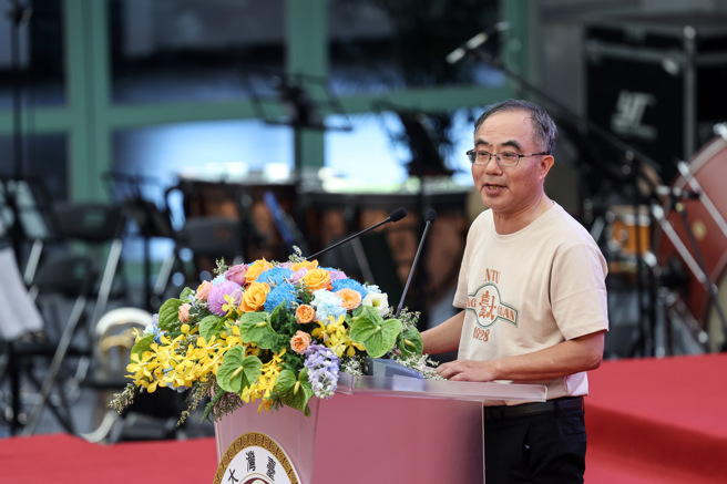台湾大学1日举行开学典礼，校长陈文章宣布，新学年将推动「NTU beyond borders」计画，补助学生寒暑假到国外顶尖大学、企业及NGO进行见习、实习和创业，让同学们藉此提升、强化和拓展国际视野与人际沟通，并进行跨域学习。（邓博仁摄）