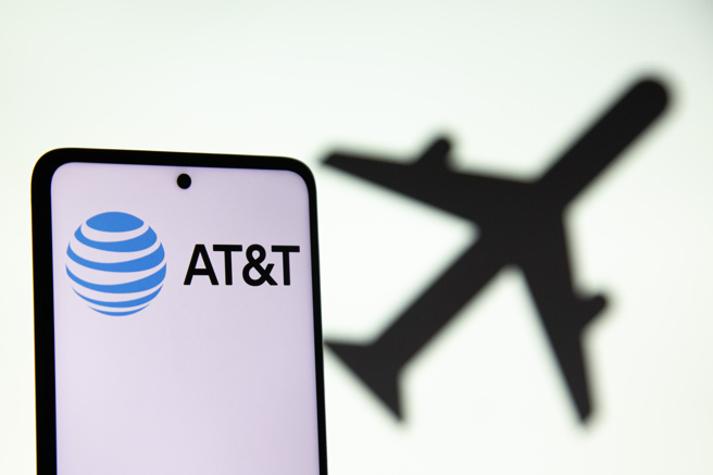 搭飞机时必须将手机调为飞航模式。(图／达志)