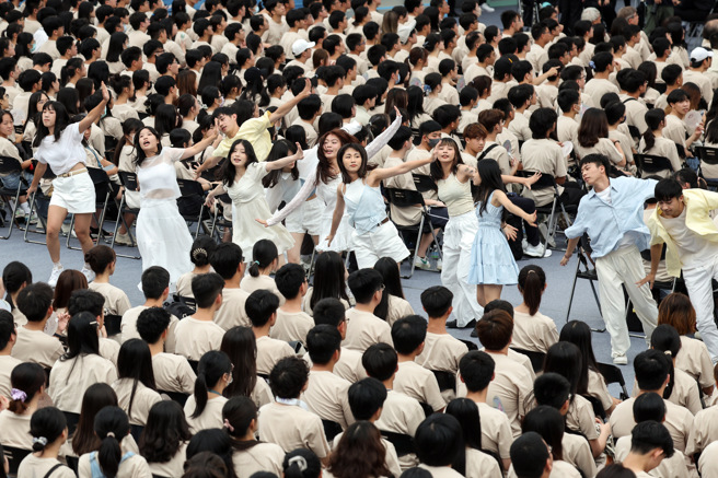 台灣大學1日舉行開學典禮，各社團的學長姐開場表演，歡迎學弟妹們。（鄧博仁攝）
