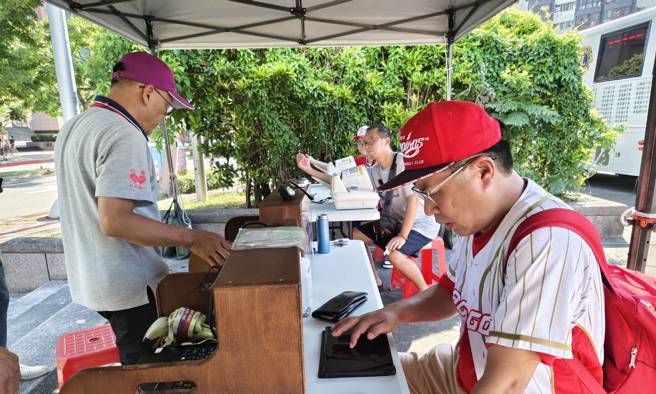 味全龙昨天（31日）携手天母商圈、网红「爆肝护士」举办公益募血，热血龙迷看球不忘捐血。（味全龙提供）