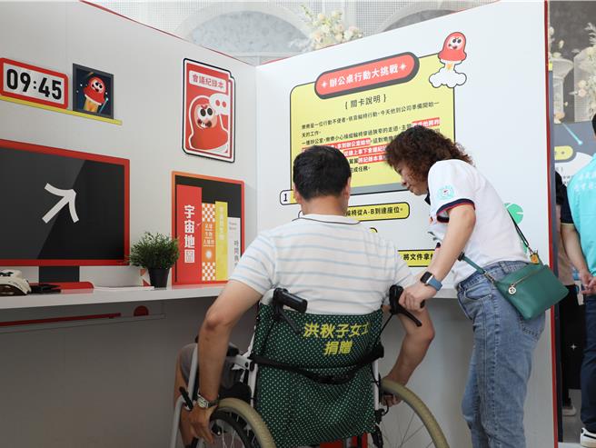 民眾体验身障者在职场工作的难度。（廖素慧摄）