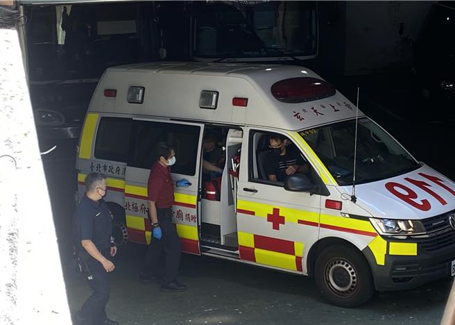 彭振聲送醫。（李文正攝）