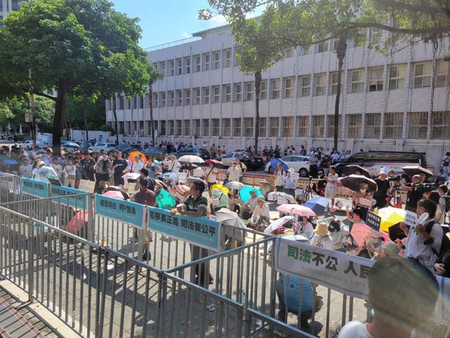 前台北市長柯文哲因京華城案身陷官司，遭北檢聲押禁見，上百名民眾黨支持者「小草」聚集在北檢外靜坐聲援。（丁世傑攝）