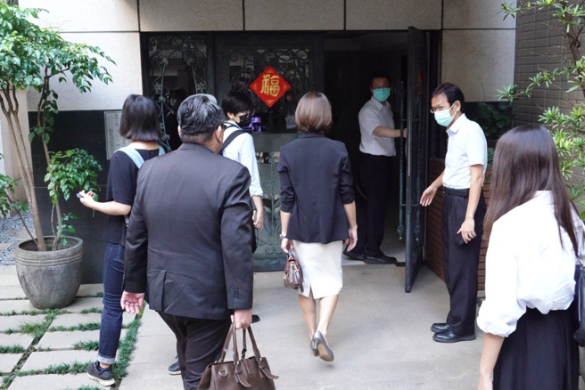 8月30日上午7时许，检廉人员进入位于台北市金山南路二段住处搜索。（姚志平摄）