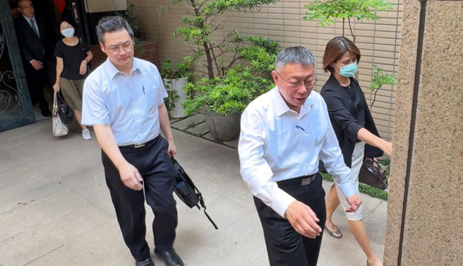 8月30日上午民眾黨主席柯文哲住家以及辦公室遭到檢廉人員搜索，在進行大約4.5個小時的搜索後，被帶往廉政署進行進一步偵訊。（趙雙傑攝）