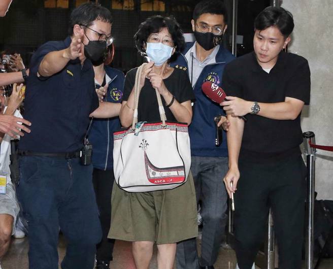 8月30日晚间，检廉以证人身份约谈柯文哲太太陈佩琪（前中），随后移往北检复讯。（赵双杰摄）