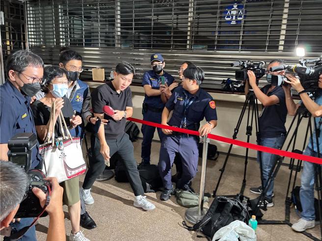 8月30日晚间7时40分许，柯文哲妻陈佩琪被约谈结束，被移送北检复讯。（赖佩璇摄）