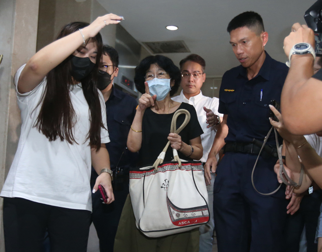 8月30日晚间9时56分许，柯文哲太太陈佩琪（前中）北检复讯后获请回。（赵双杰摄）