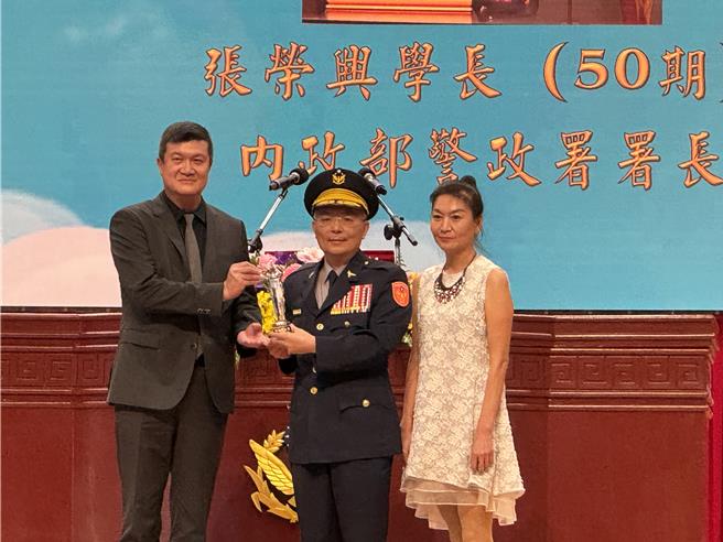 内政部次长马士元1日出席中央警察大学「88周年校庆暨开学典礼」，同时颁奖表扬8位杰出校友。(蔡依珍摄)