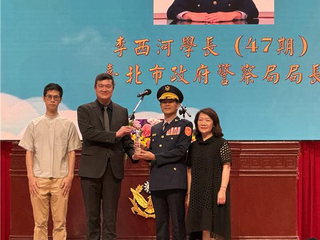 内政部次长马士元1日出席中央警察大学「88周年校庆暨开学典礼」，同时颁奖表扬8位杰出校友。(蔡依珍摄)