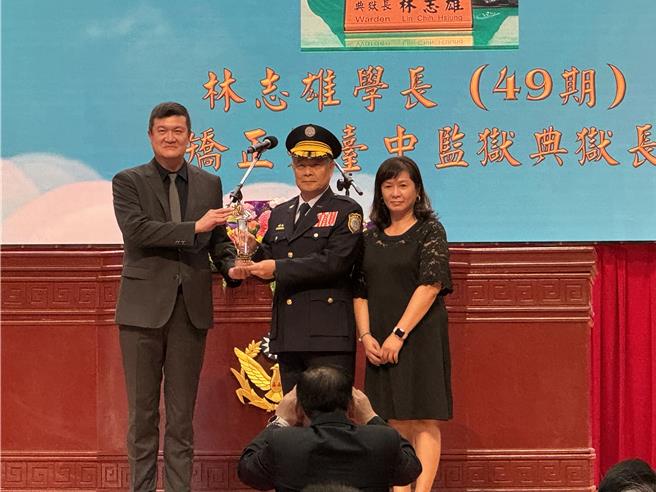 内政部次长马士元1日出席中央警察大学「88周年校庆暨开学典礼」，同时颁奖表扬8位杰出校友。(蔡依珍摄)