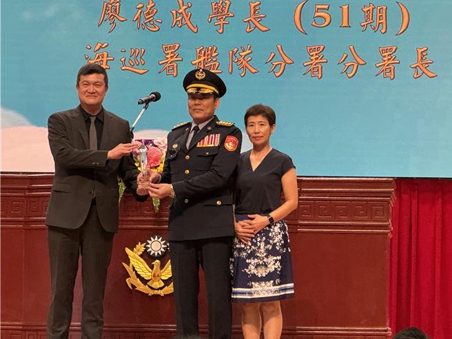 内政部次长马士元1日出席中央警察大学「88周年校庆暨开学典礼」，同时颁奖表扬8位杰出校友。(蔡依珍摄)