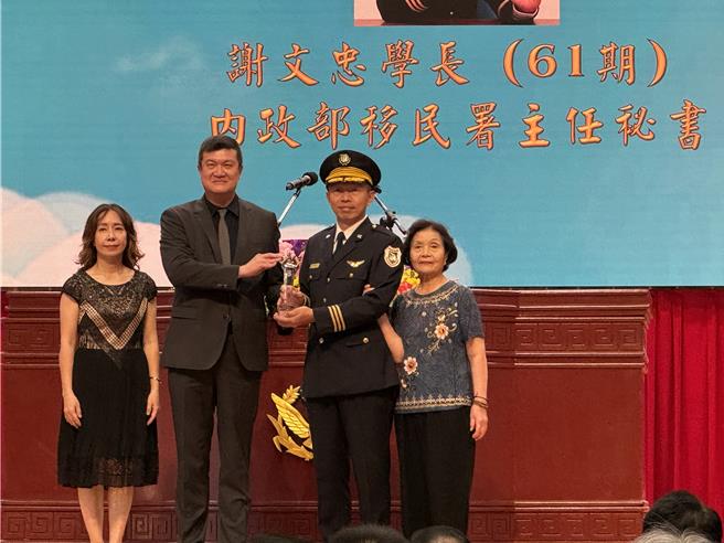 内政部次长马士元1日出席中央警察大学「88周年校庆暨开学典礼」，同时颁奖表扬8位杰出校友。(蔡依珍摄)