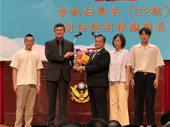 内政部次长马士元1日出席中央警察大学「88周年校庆暨开学典礼」，同时颁奖表扬8位杰出校友。(蔡依珍摄)