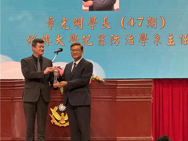 内政部次长马士元1日出席中央警察大学「88周年校庆暨开学典礼」，同时颁奖表扬8位杰出校友。(蔡依珍摄)
