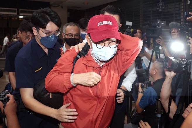 8月30日晚间10时50分许，台北市前副市长彭振声移送台北地检署复讯。（杜宜谙摄）