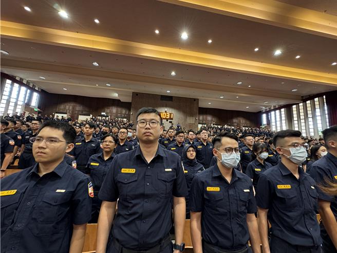 内政部次长马士元1日出席中央警察大学「88周年校庆暨开学典礼」，同时颁奖表扬8位杰出校友。(蔡依珍摄)