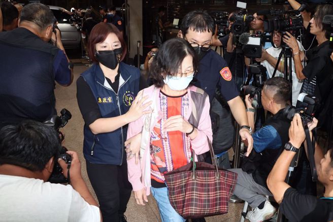 8月30日晚间10时50分许，台北市前副市长彭振声谢姓妻子移送台北地检署复讯。（杜宜谙摄）