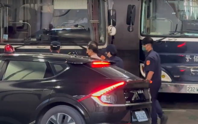 彭振聲返北院等羈押庭，連兩夜聲押累癱狂嘔「送醫3.5小時」。（圖／翻攝畫面）