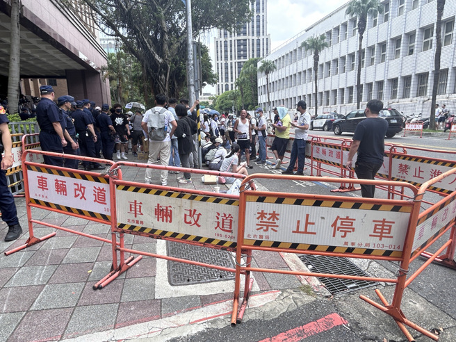 8月31日上午，警方在地检署外架设的防护围栏，以防民眾涌入地检署滋事。（刘咏韵摄）