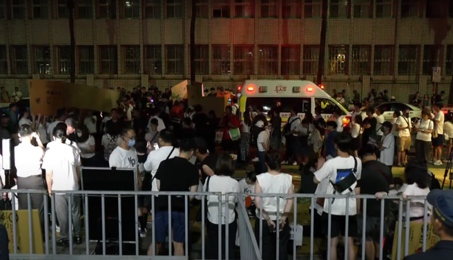 8月31日晚间，传出有一名支持柯文哲民眾，疑因高温与情绪激动，突然身体不适当场昏倒。（翻摄直播画面）