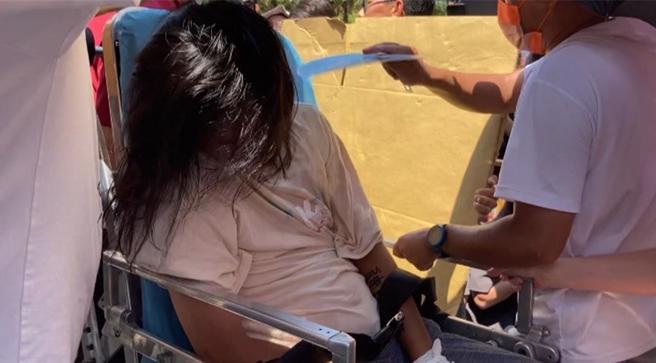 9月1日下午1时许，一名支持柯文哲民眾因身体不适昏倒，经救护车送医，警消表示生命徵象稳定。（李文正翻摄）