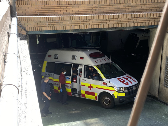 9月1日中午12时39分许，彭振声身体不适，北院派员戒护就医检查。（李文正摄）