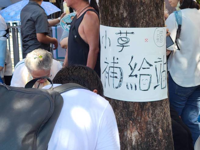 9月1日下午2时40分许，挺柯民眾于北检外声援民眾党主席柯文哲，并设置免费补给站。（丁世杰摄）