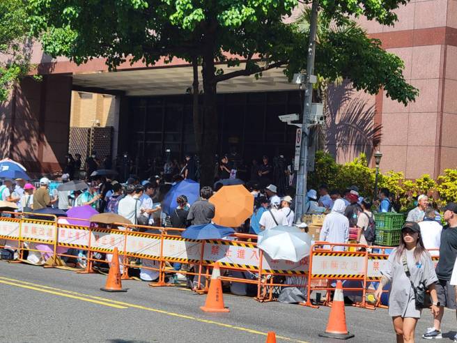 9月1日下午2时40分许，挺柯民眾于北检外声援民眾党主席柯文哲，并设置免费补给站。（丁世杰摄）